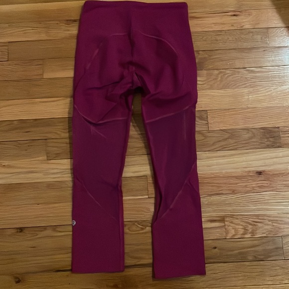 Size 4 lulu lemon capri leggings with mesh panels - Picture 4 of 6
